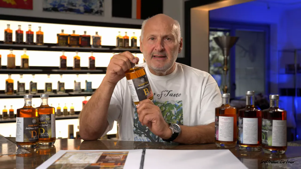 Moderator präsentiert eine Rumflasche vor Regal mit Abfüllungen, klare, scharfe Aufnahme