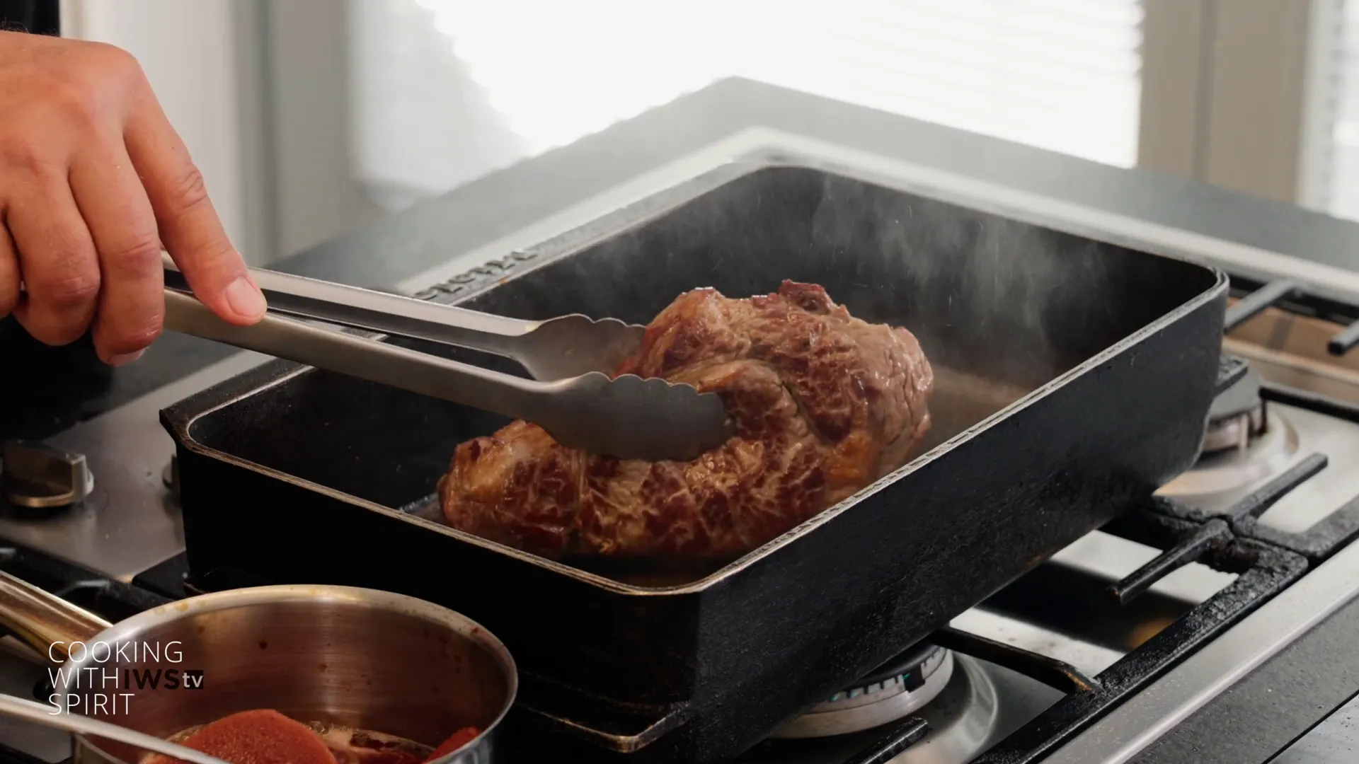 Steak wird gewendet und rundum angebraten