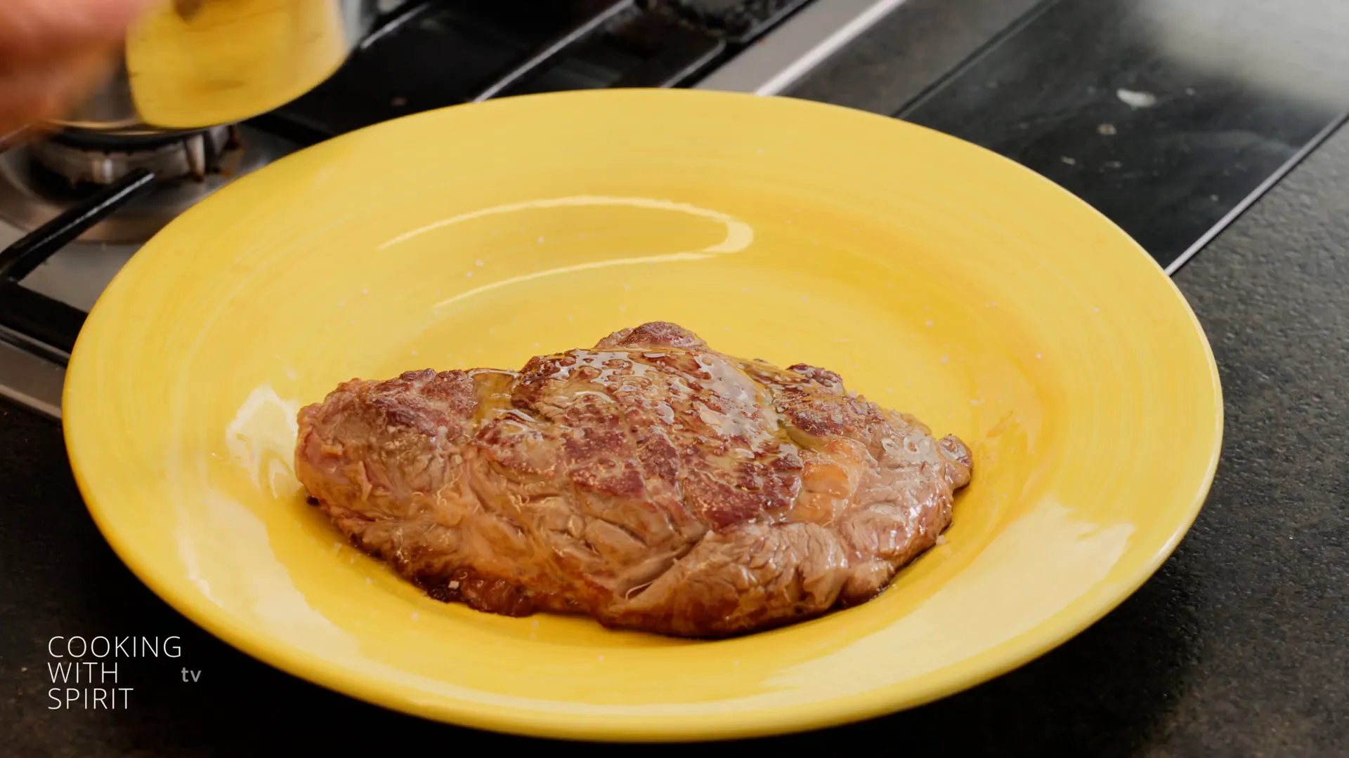 Tomahawk Steak angerichtet mit Quitten und Olivenöl