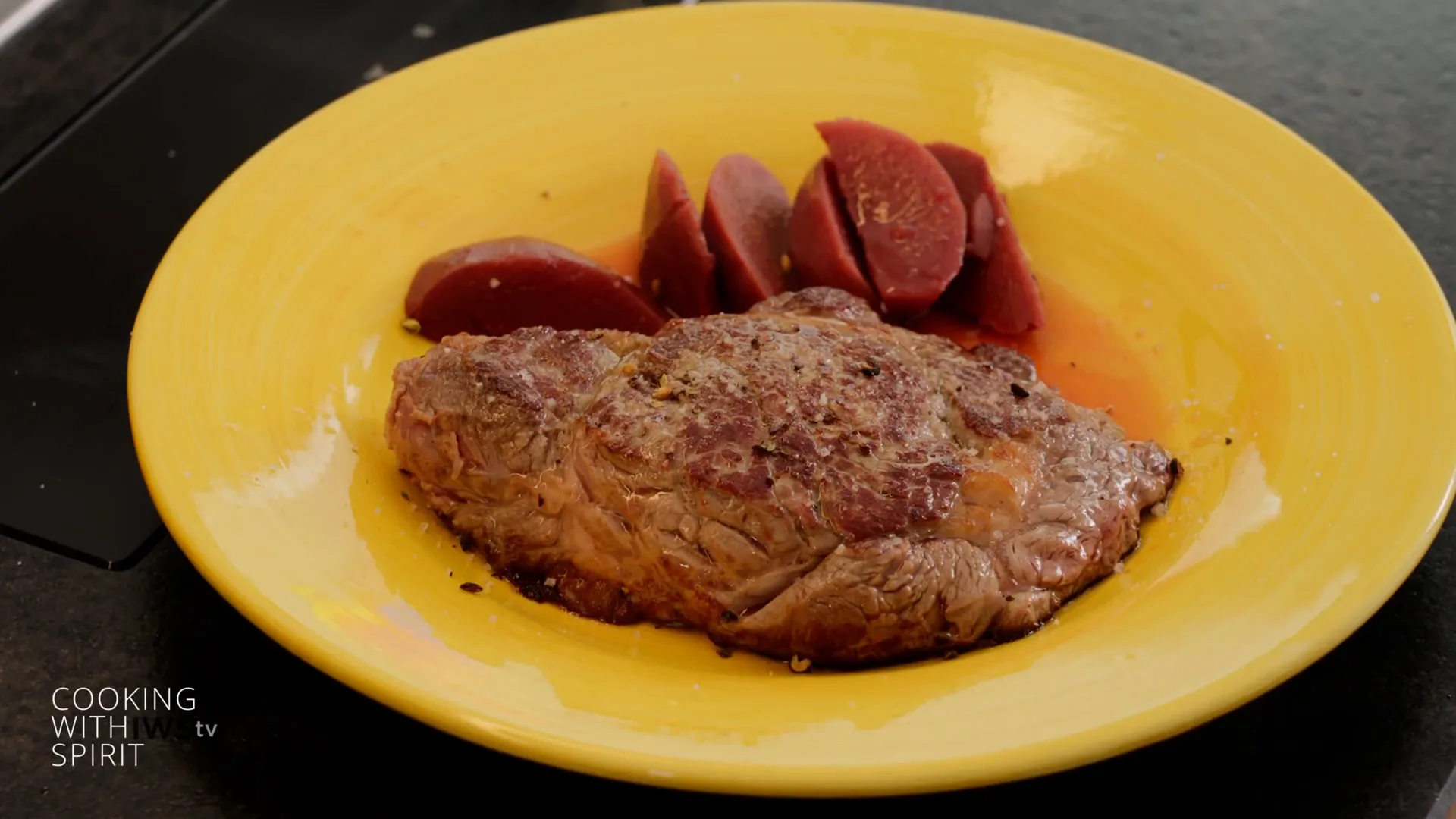 Fertiges Tomahawk Steak mit Quitten-Rotwein-Soße auf dem Teller angerichtet