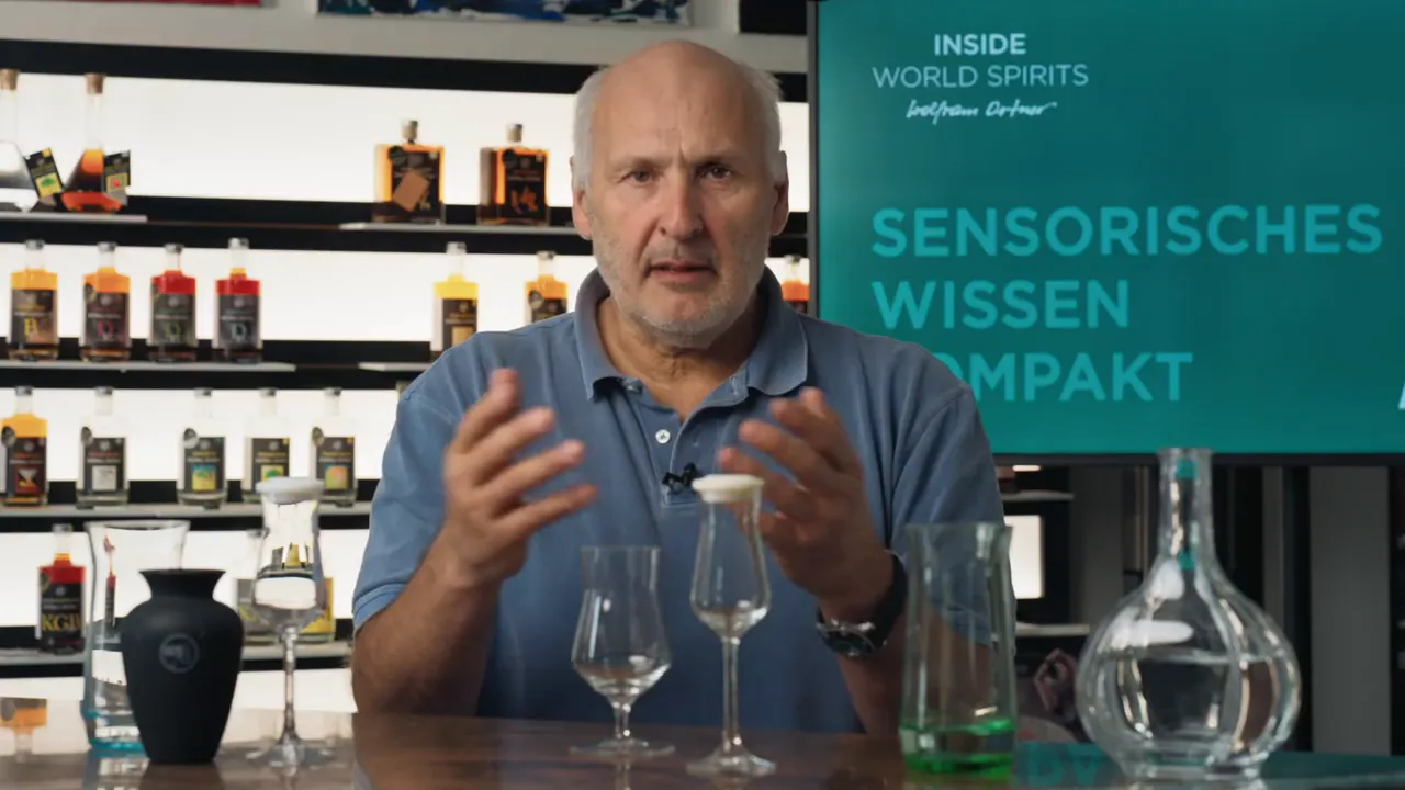 Wolfram Ortner erklärt Gaschromatografie mit Gläschen und einer Testroutine