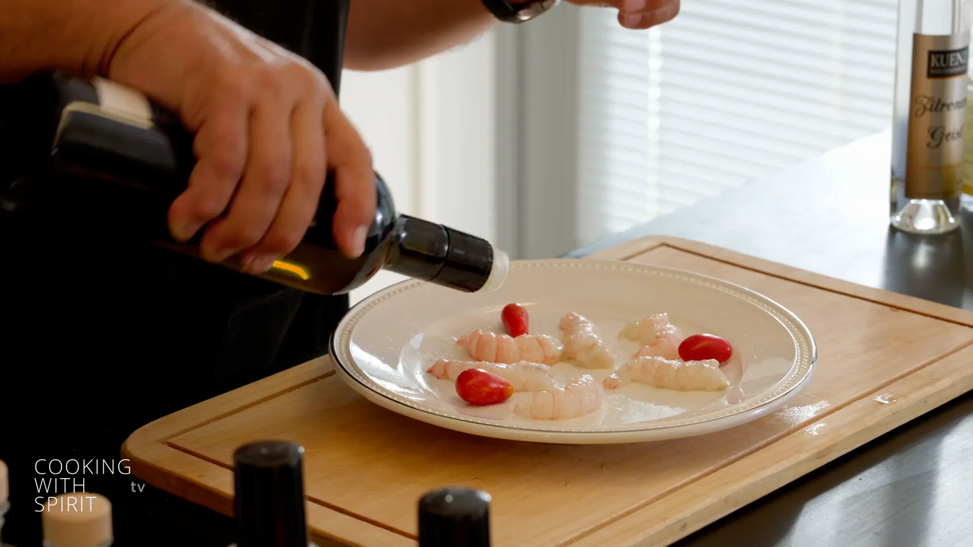 Scampi auf Teller mit Meersalz bestreut