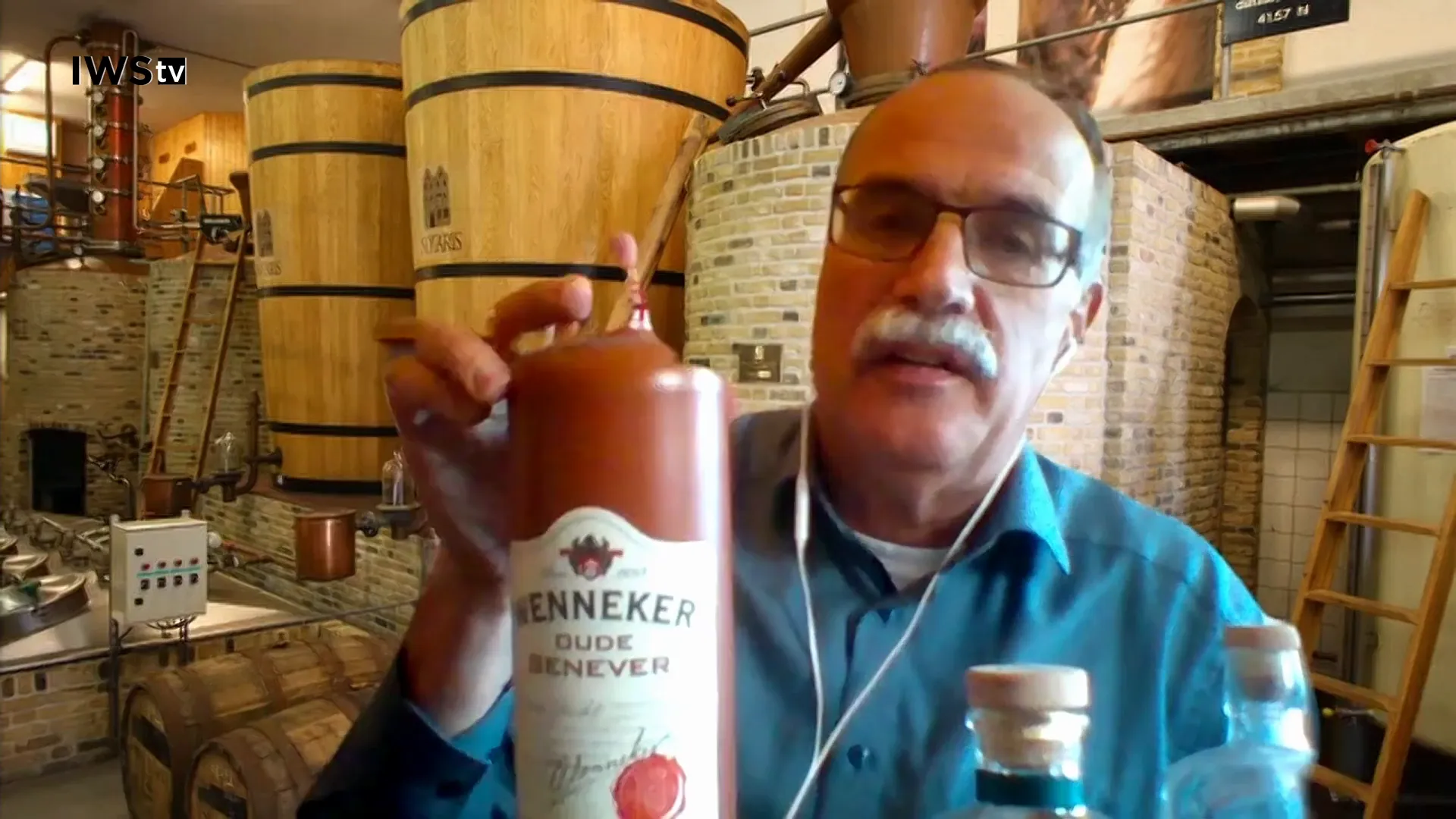 Alte Genever Flasche mit goldener Farbe