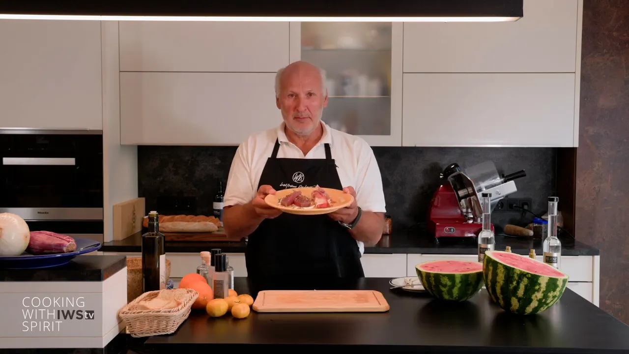 Fertige Platte: Thunfisch in der Mitte, Melone mit Prosciutto und Sardinen als Beilage
