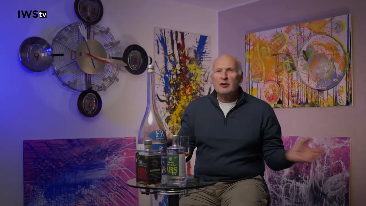 Glas mit Brandy de Jerez beim Verkosten