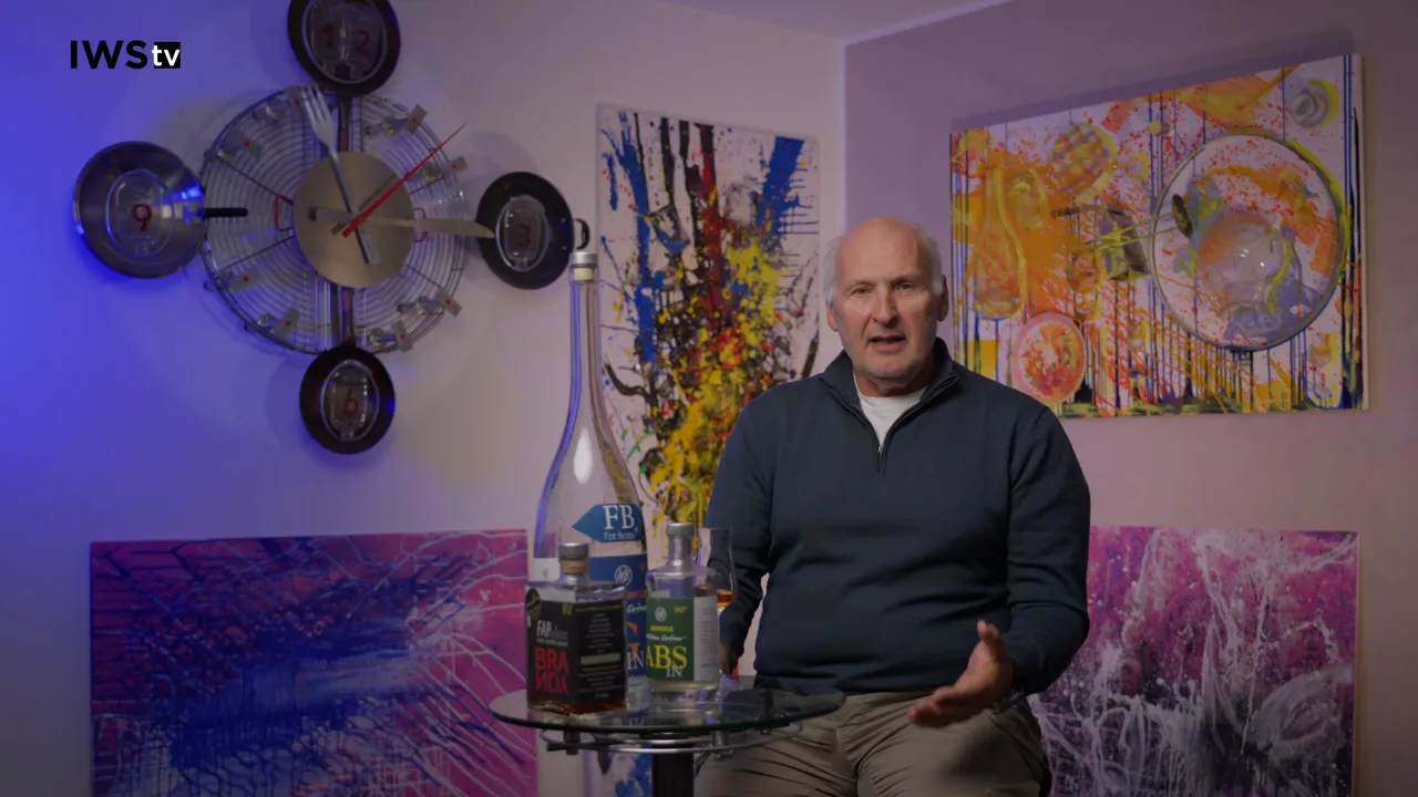 Verschiedene Brandy-Flaschen und Etiketten