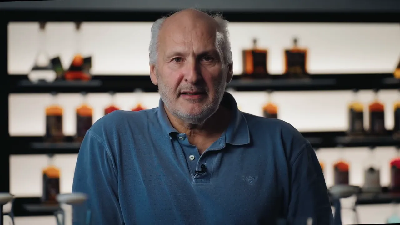 scharfes portrait eines experten vor regal mit probeflaschen