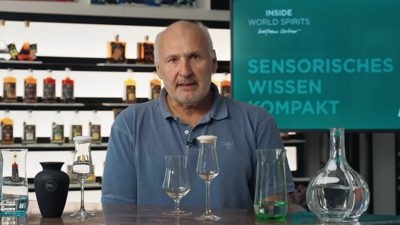 Moderator mit mehreren Probiergläsern und Dekanter; Hintergrund zeigt Schriftzug 'Sensorisches Wissen Kompakt'