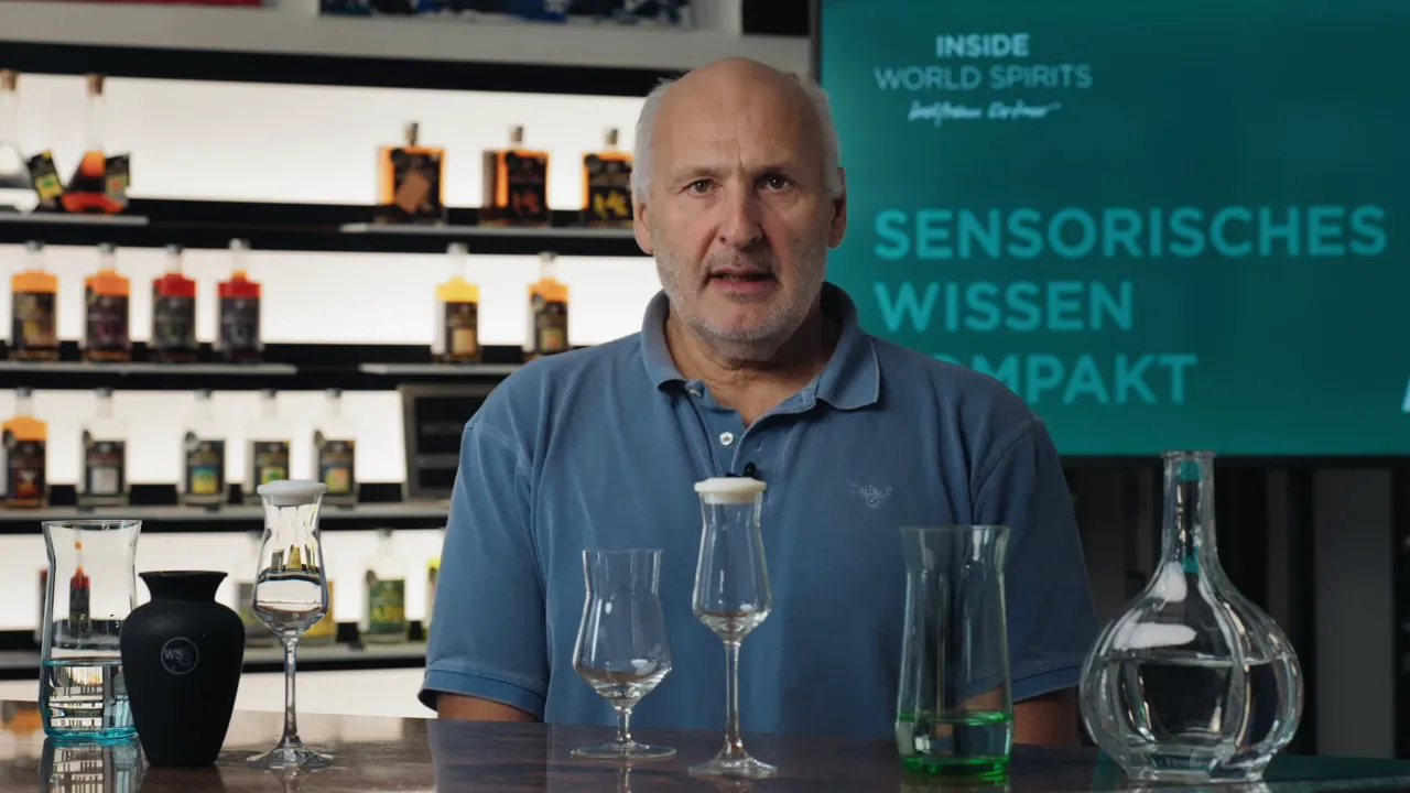 Lagerschuppen mit Fässern