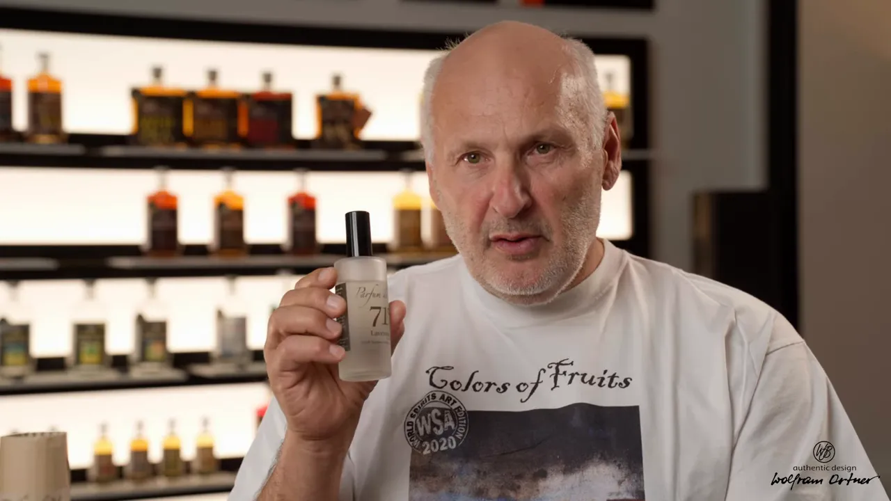 Parfum de Vie 71 Flasche in der Hand, frontal präsentiert