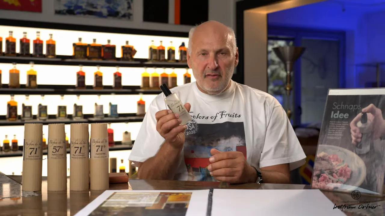 Parfum de Vie 71 Flasche wird deutlich vor die Kamera gehalten, Etikett gut lesbar