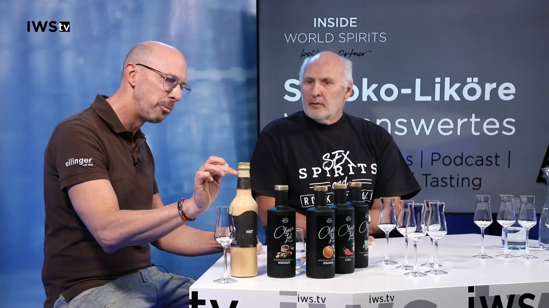 Jemand schüttelt eine Flasche Likör zur Homogenisierung