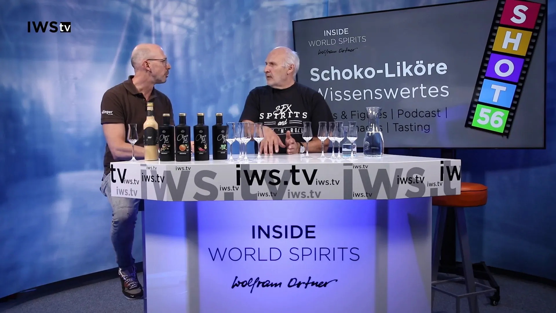 Dunkle Schokotrops und Kakaopulver auf einem Tisch