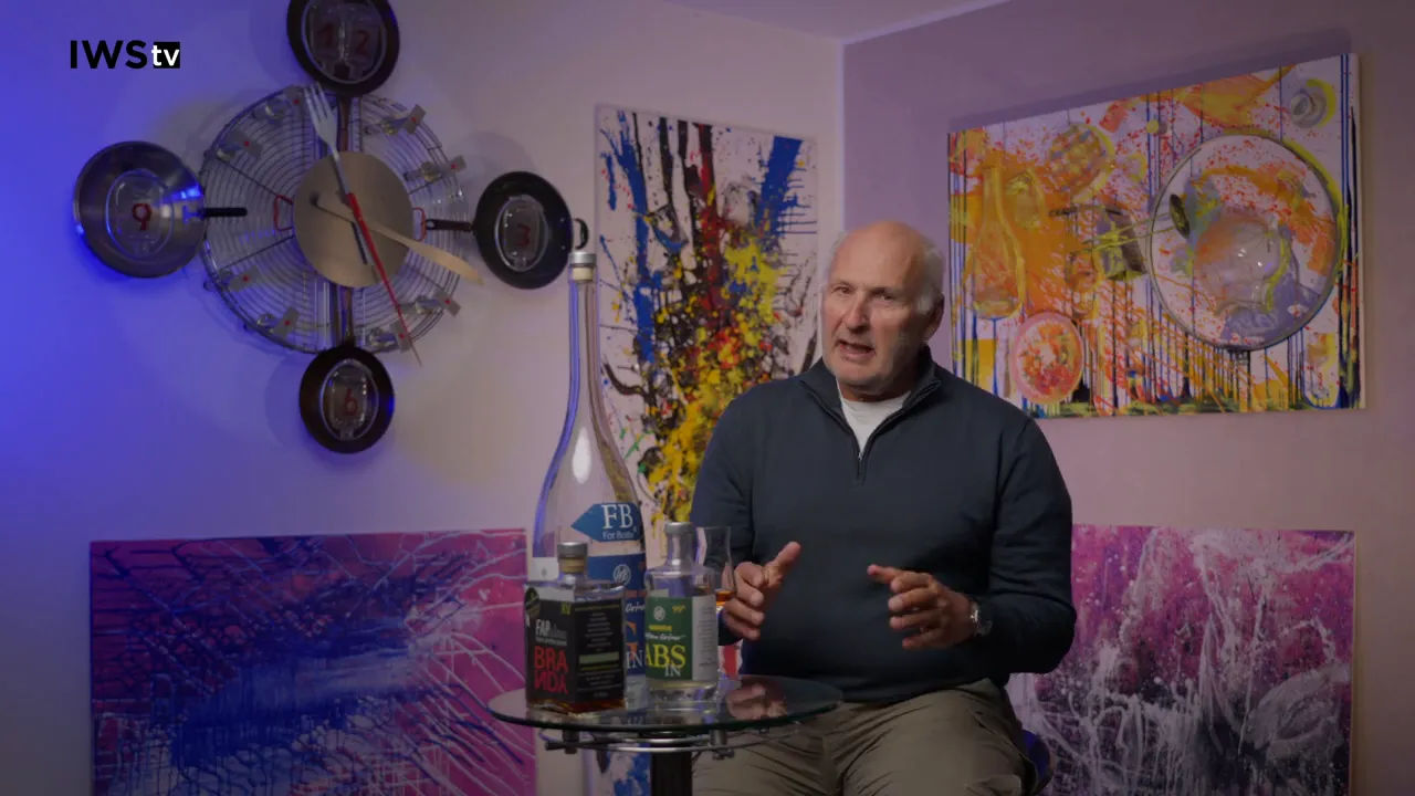 Tisch mit Flaschen und Verkostungsgläsern, Moderator erklärt daneben