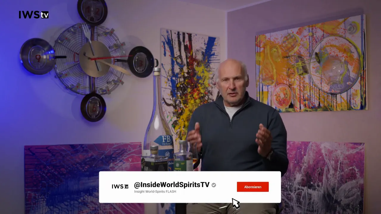 Moderator mit Flasche und Verkostungsglas des Brombeergeists vor buntem Hintergrund