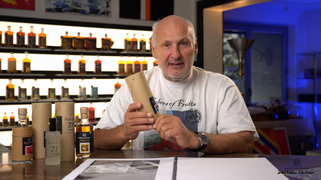 Person hält klar sichtbar eine zylindrische 71‑% Essenzverpackung vor Regal mit Flaschen