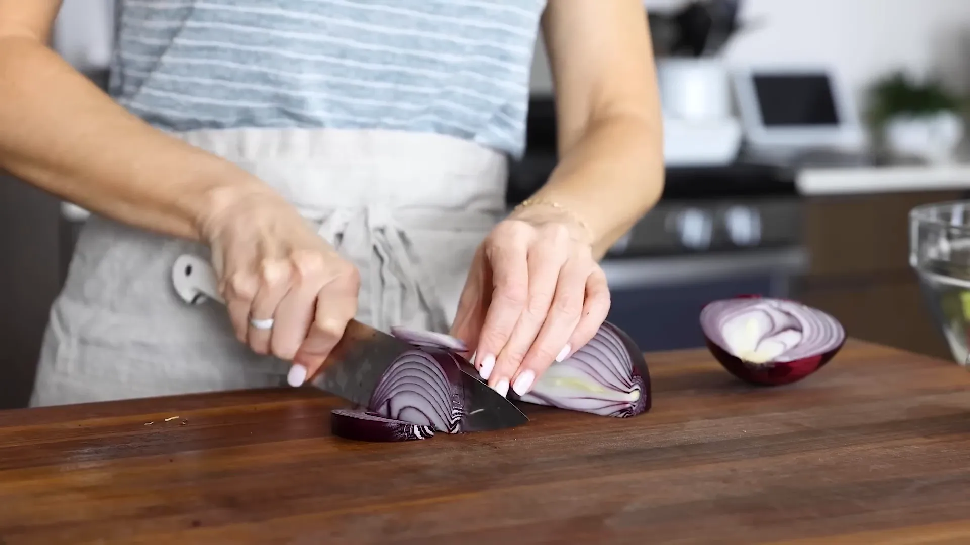 Slicing red onion