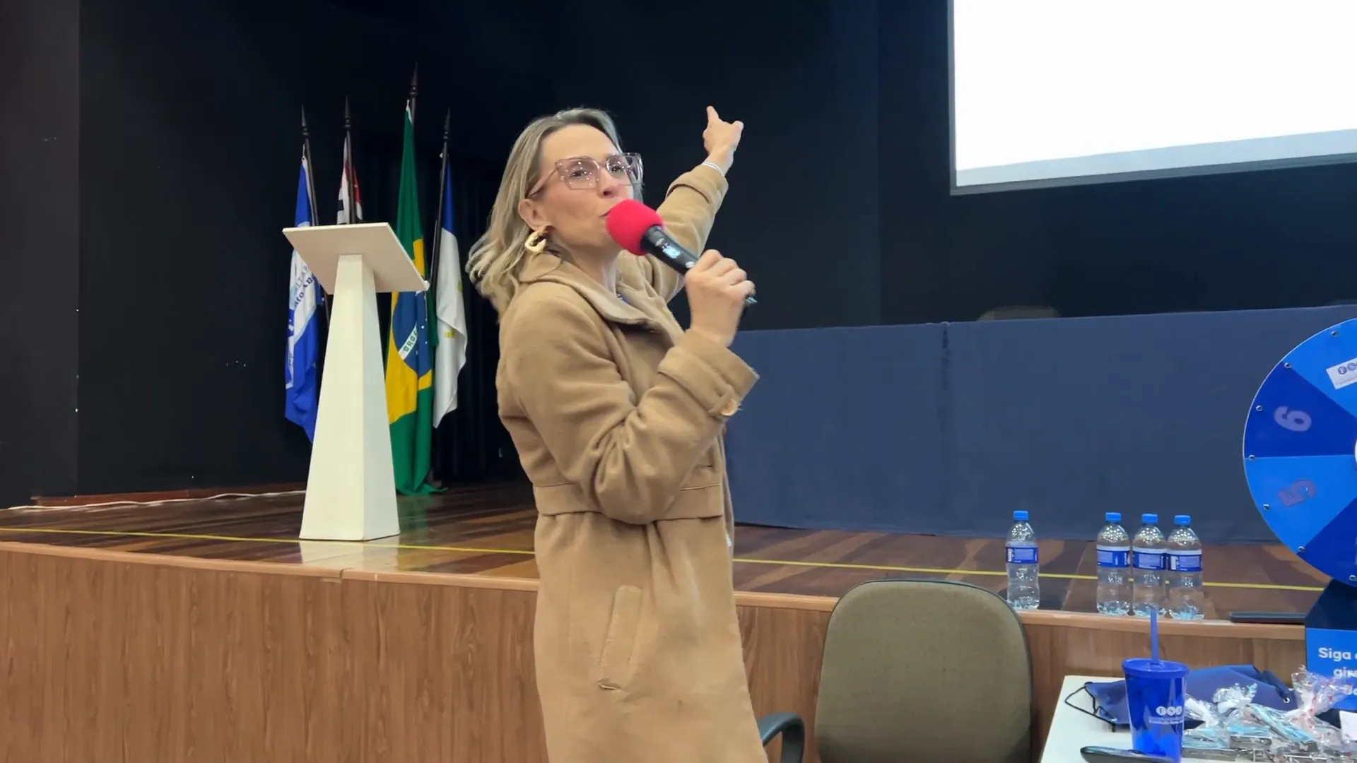 Palestrantes compartilhando experiências durante a semana