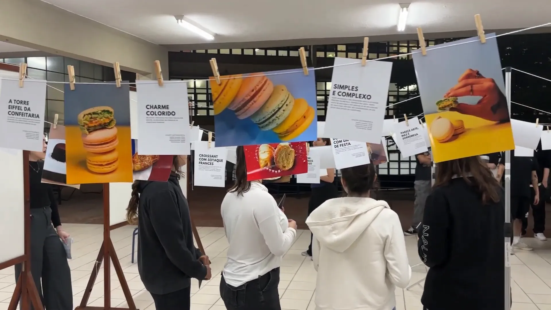 Exposição Viagem Gastronômica com fotografias dos alunos