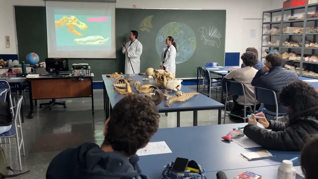 Estudantes participando de minicurso prático no laboratório