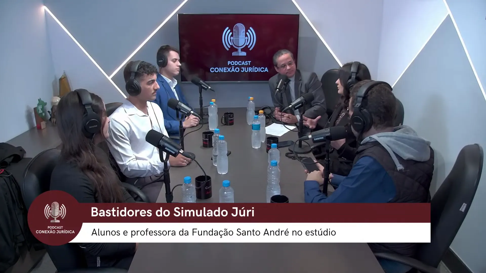 Professora Juliana Pereira falando sobre a importância do júri simulado