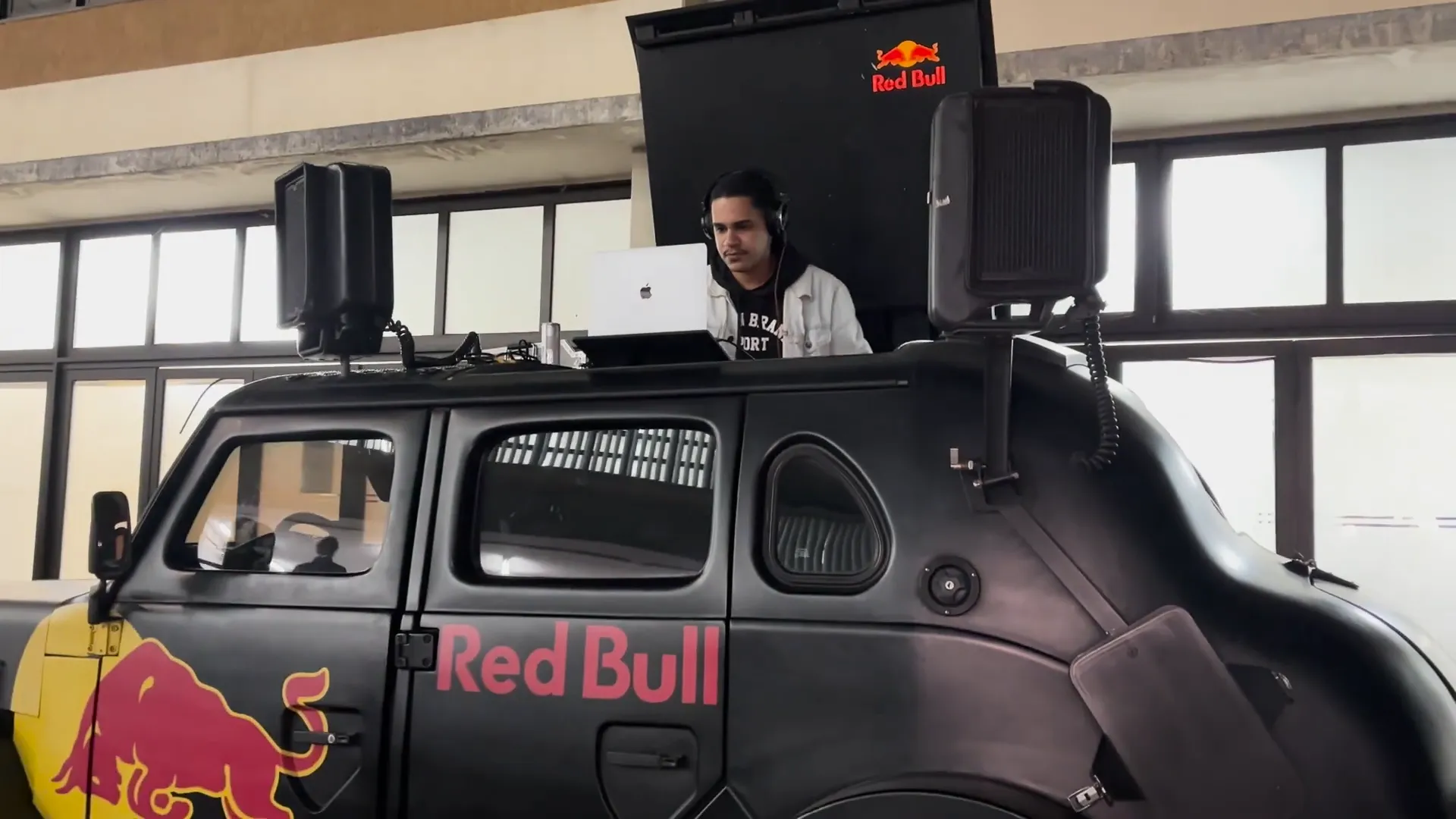 Estudante comentando sobre o jipe e o DJ