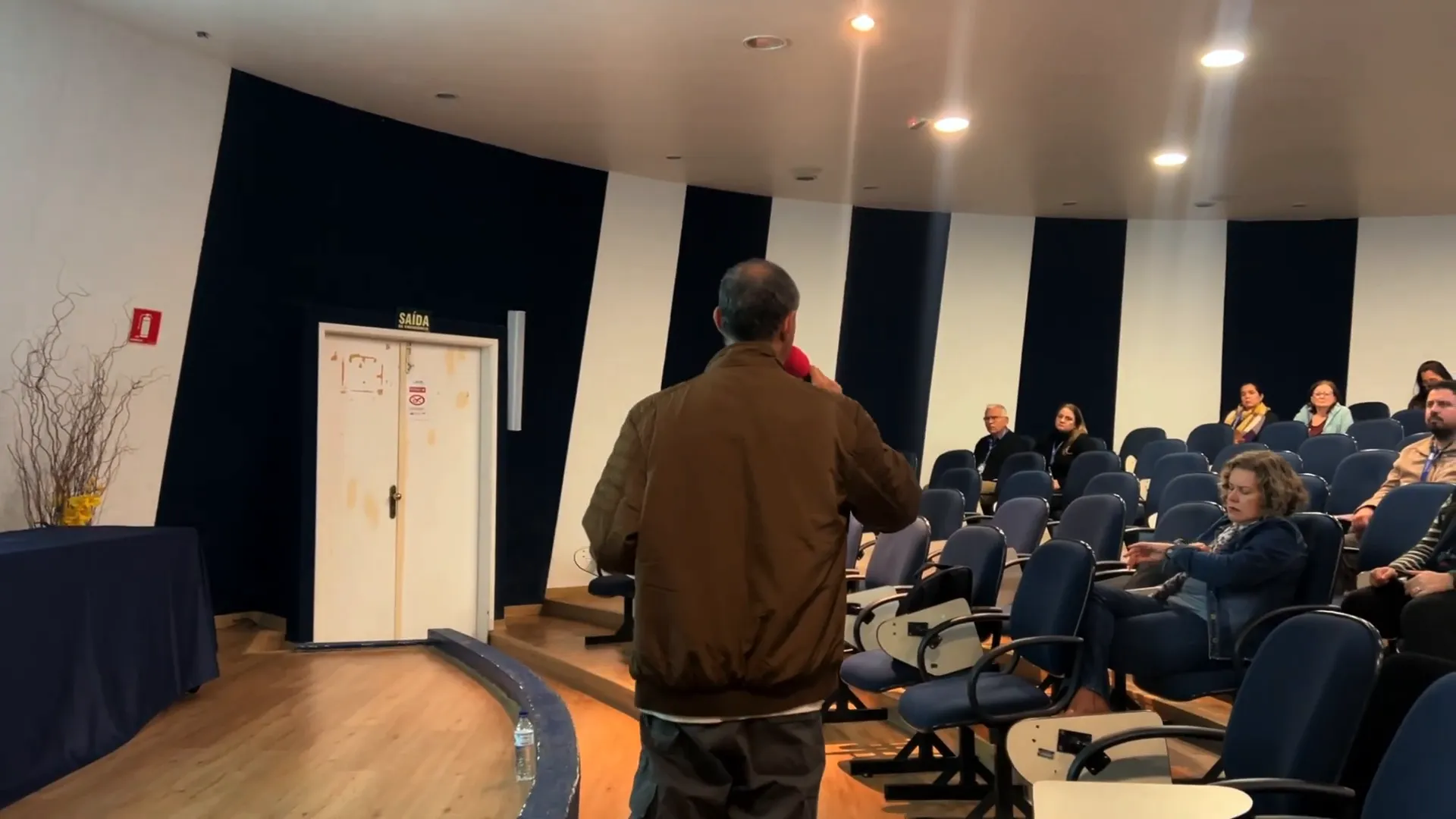 Palestra noturna sobre resiliência com docentes reunidos