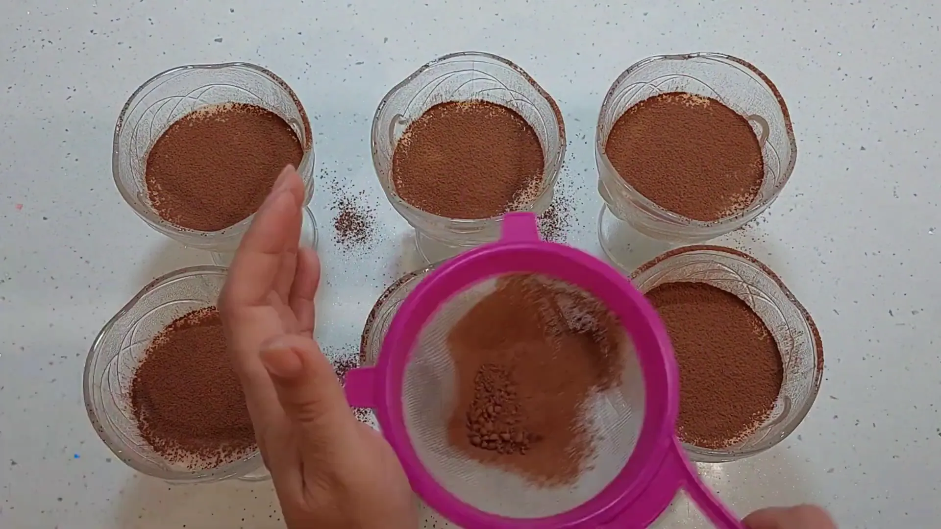 Decorando las natillas con cacao