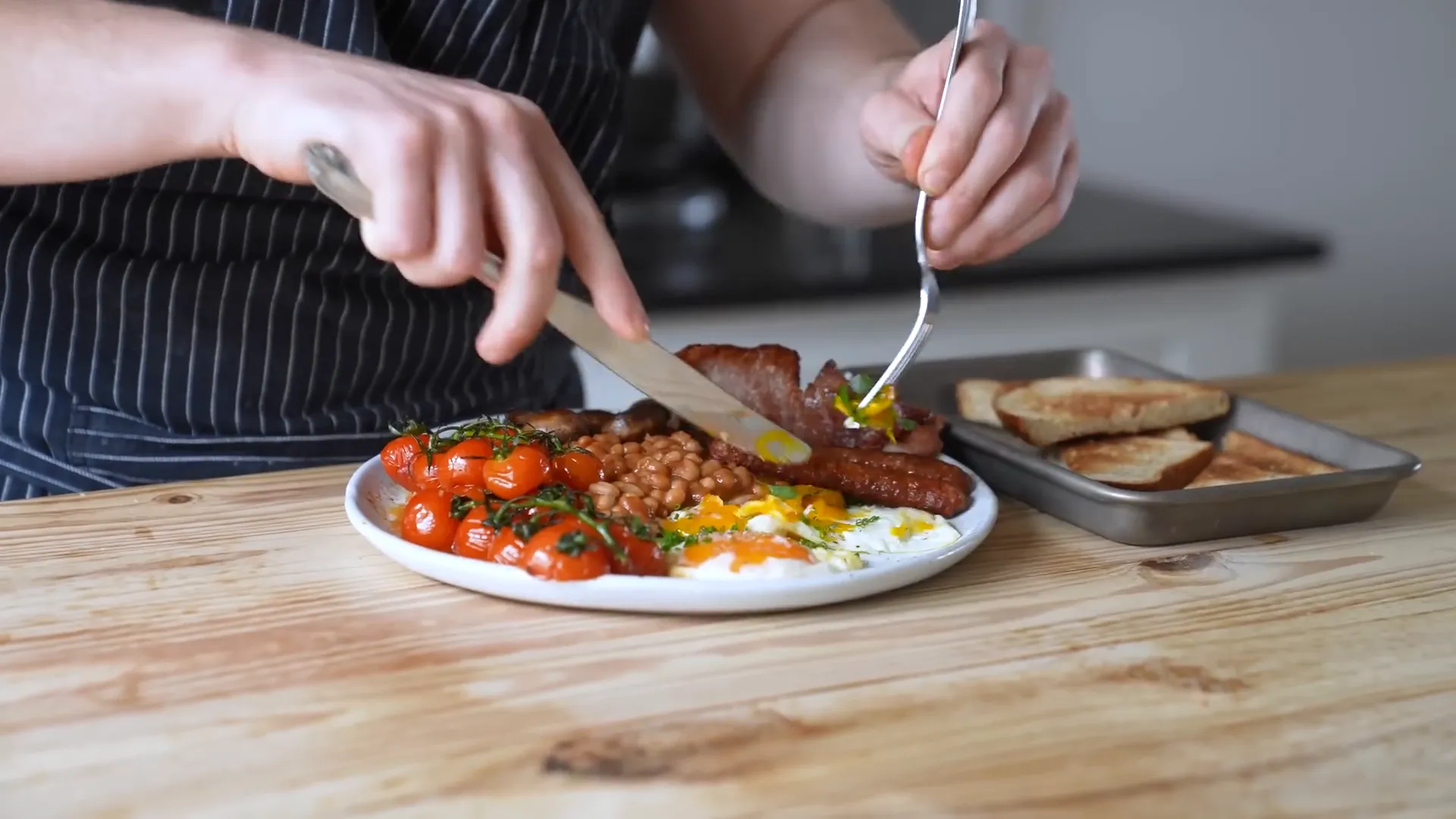 Comparing American and English breakfast plates side by side