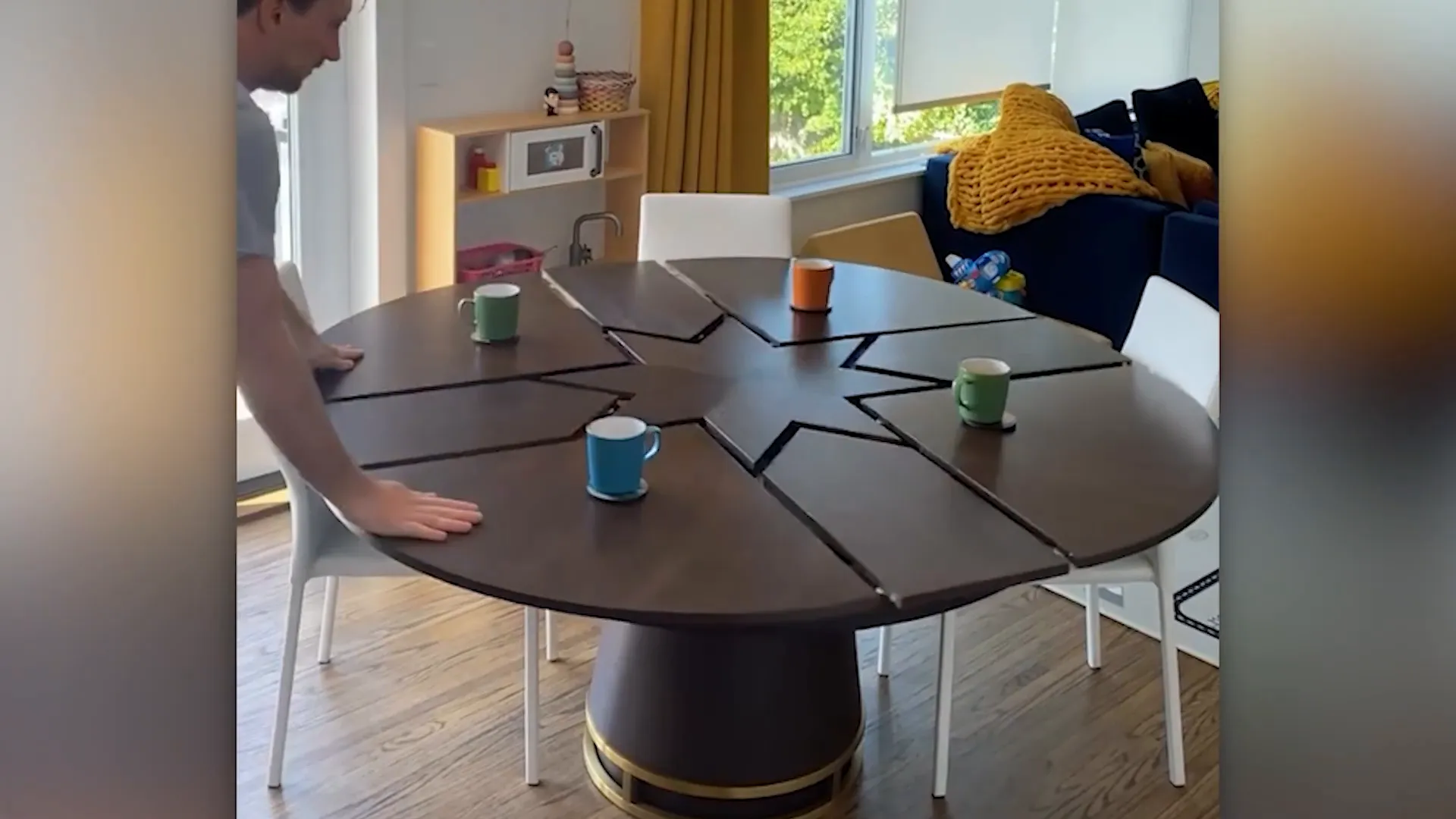 שולחן מתהפך לאירוח