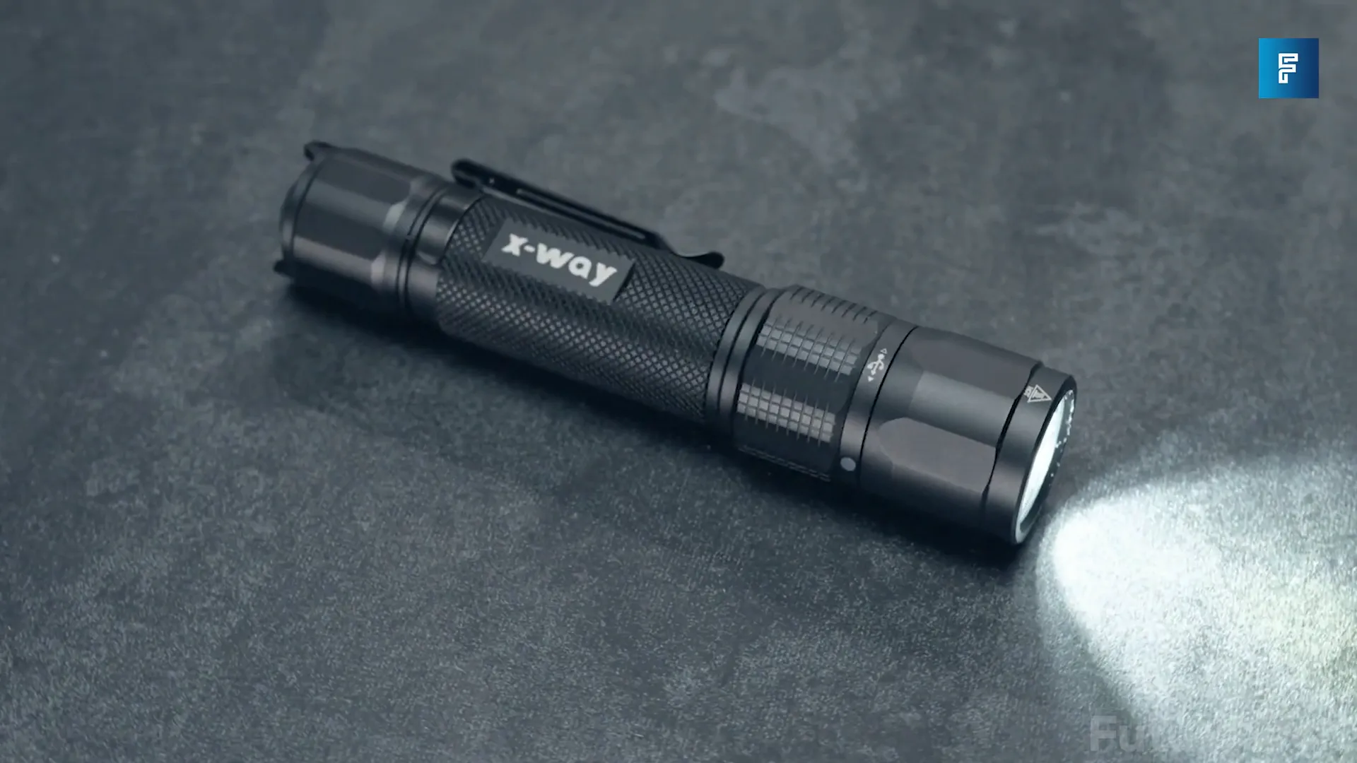 מנורת X-way מוארת בשטח