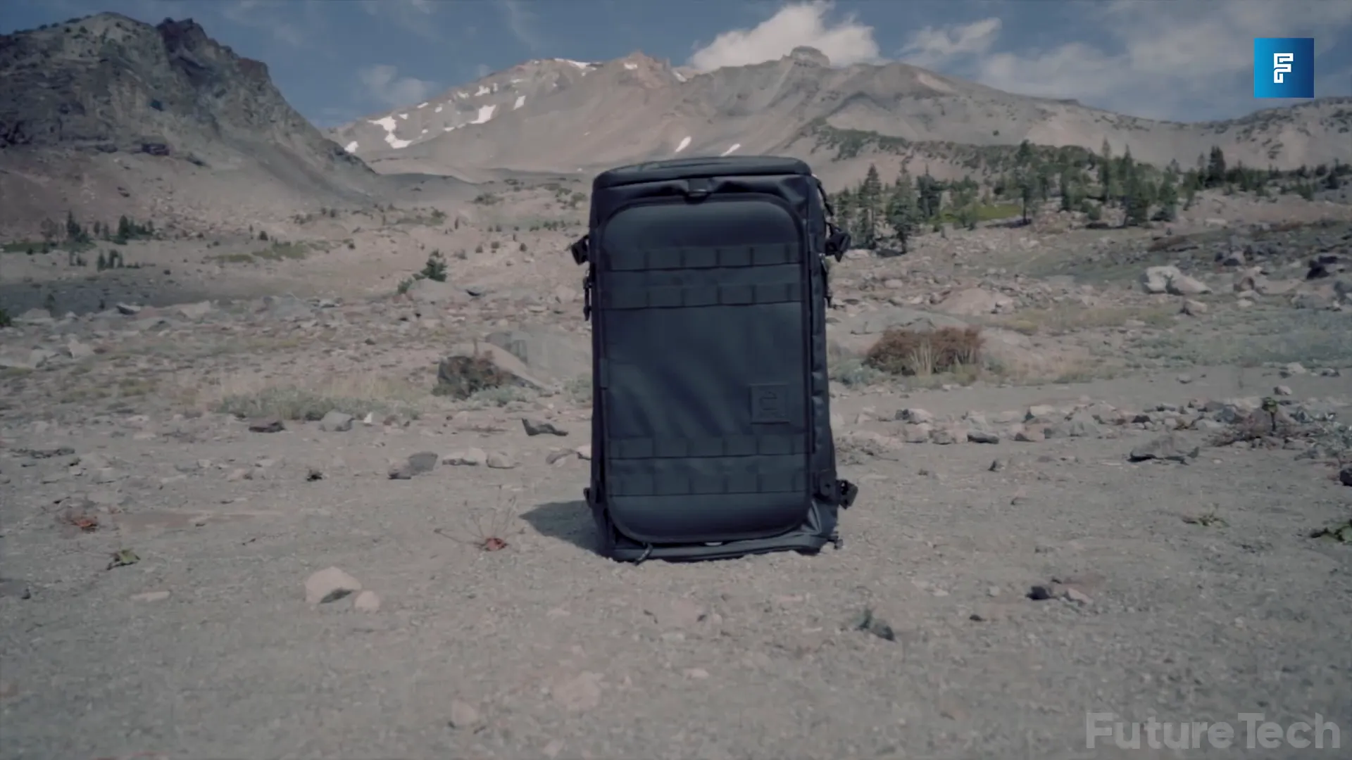 מזוודת WHYTRlP פתוחה עם פריטים בתוכה