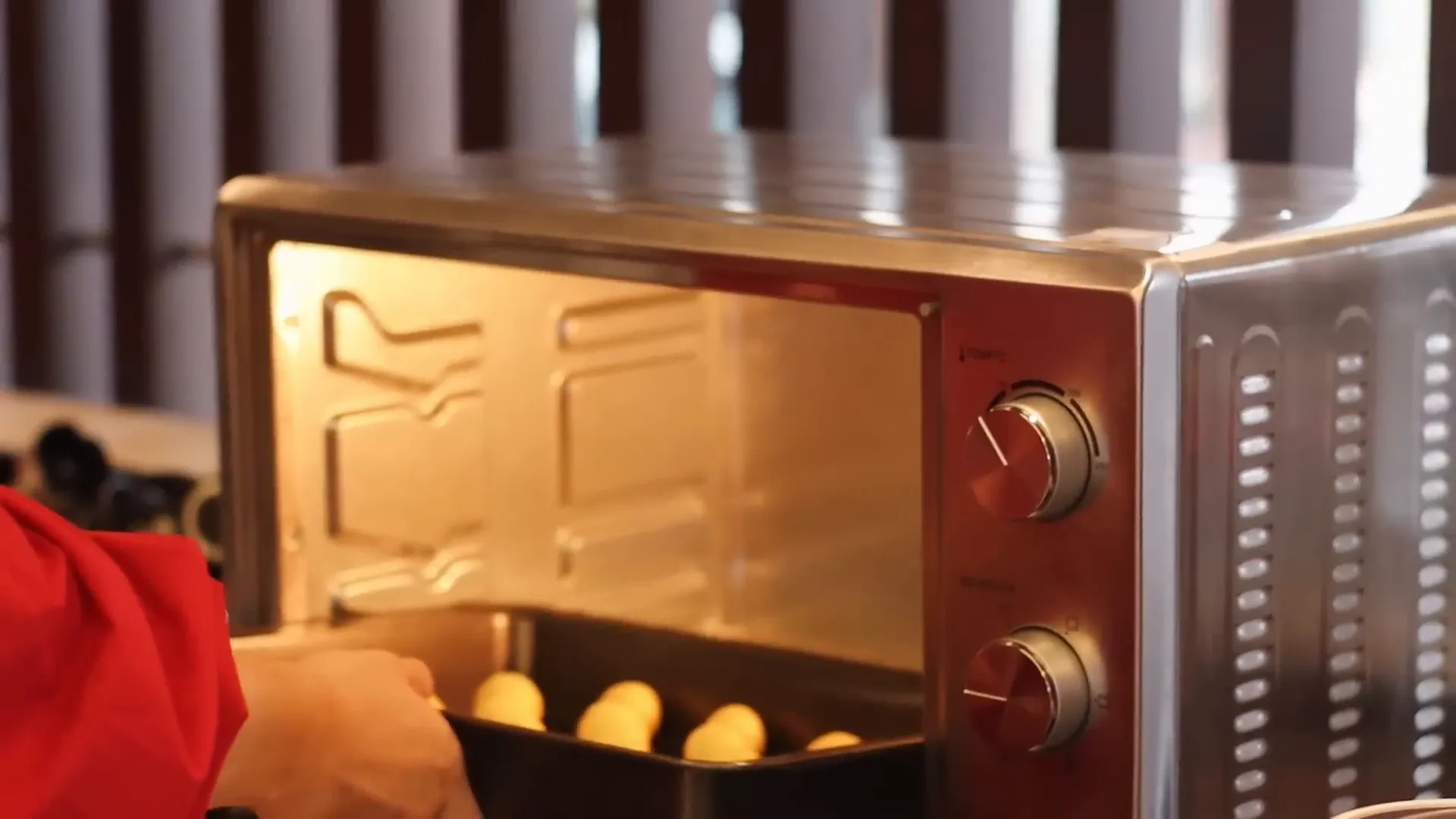 Nastar sedang dipanggang dalam oven