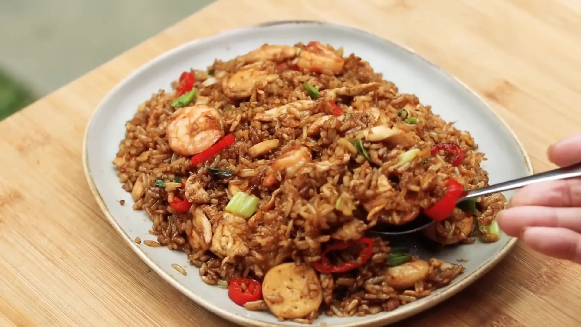 Nasi goreng seafood siap disajikan dengan tampilan menggugah selera