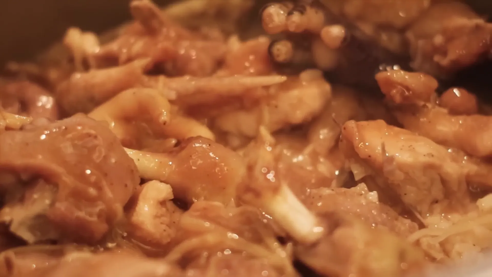 Ayam yang sudah dimarinasi diletakkan di atas nasi dalam rice cooker