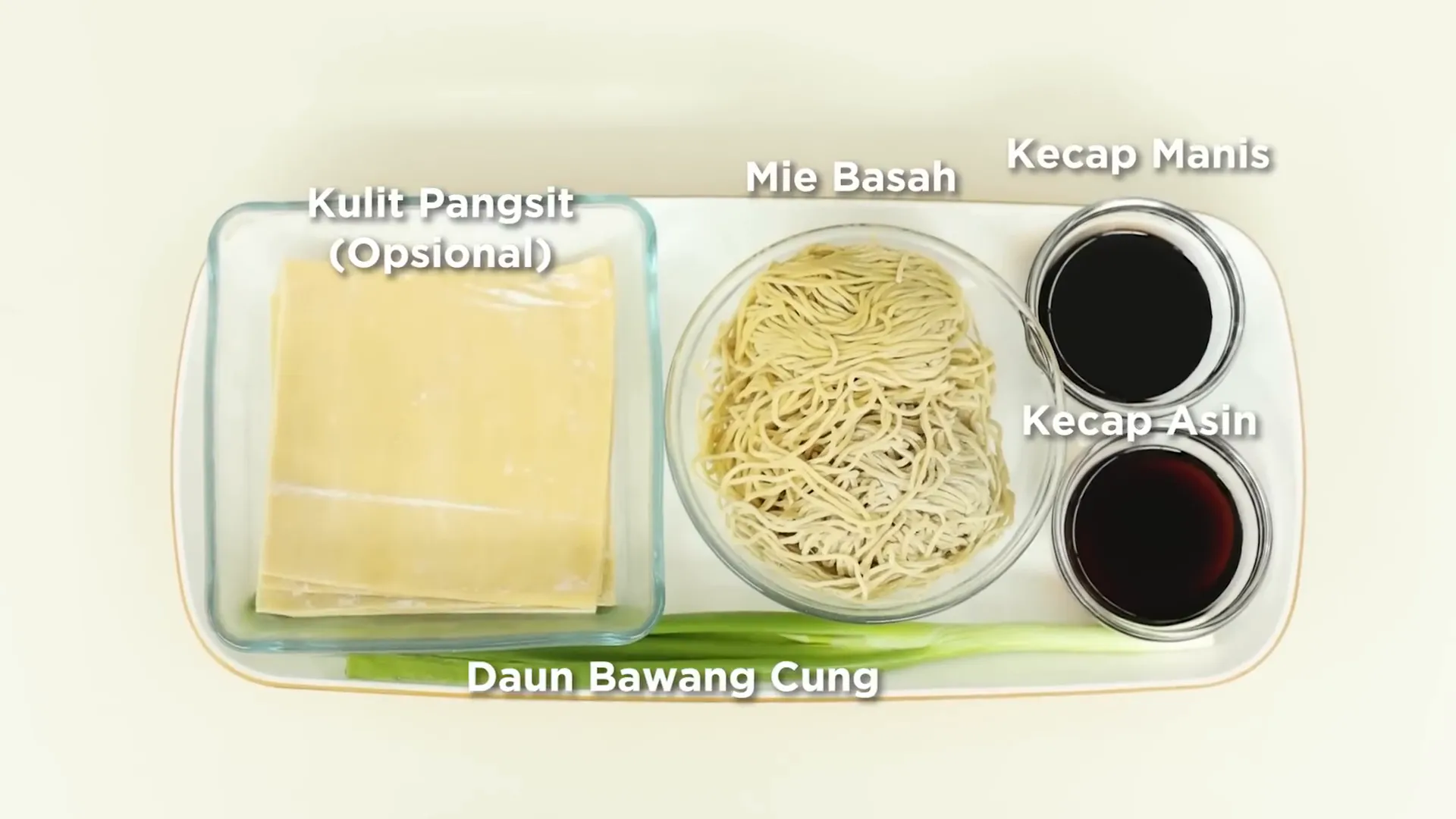Bahan-bahan utama dan bumbu mie setan siap digunakan