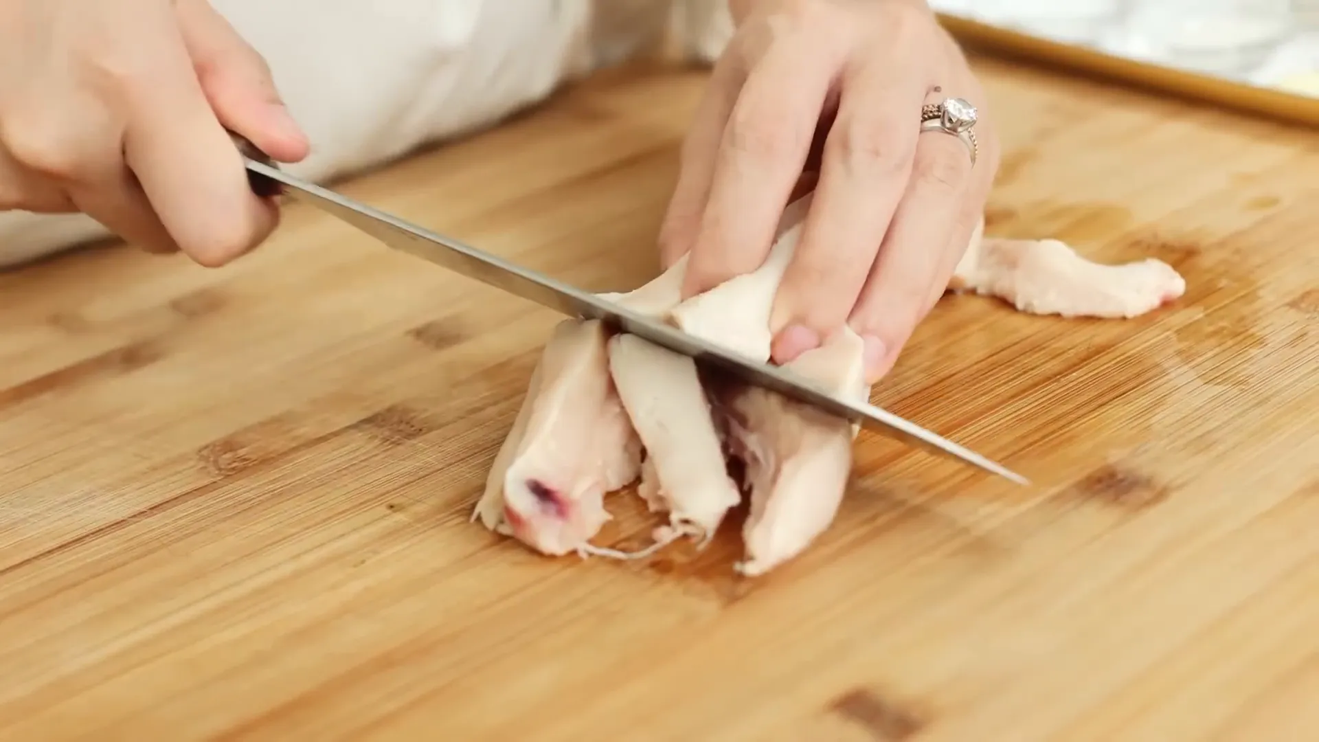 Memarinasi dan memasak ayam dengan bumbu