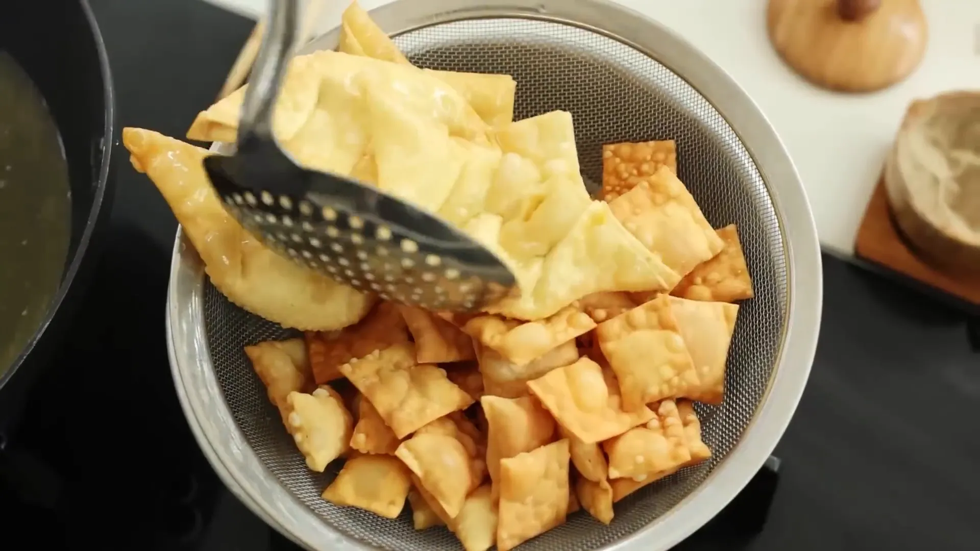Menyajikan mie setan dengan topping ayam dan pangsit goreng