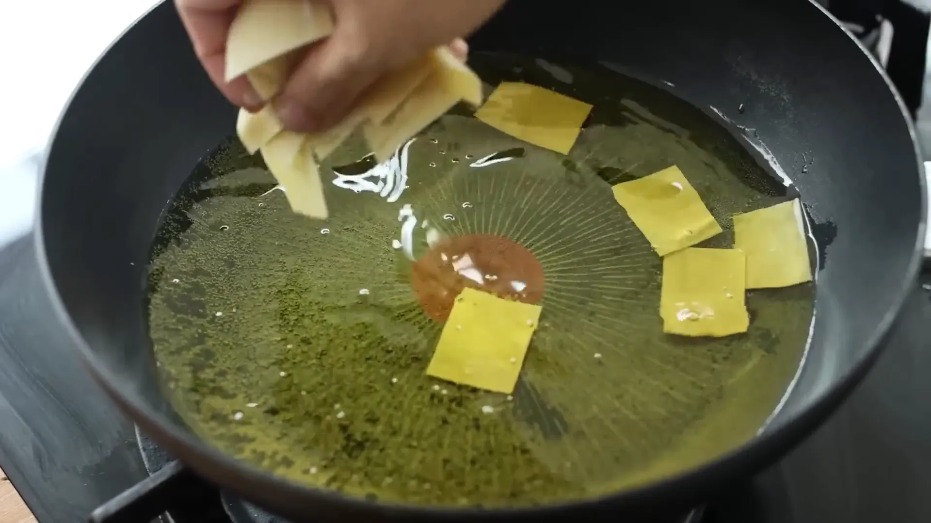 Membuat pangsit goreng plain dan isi ayam