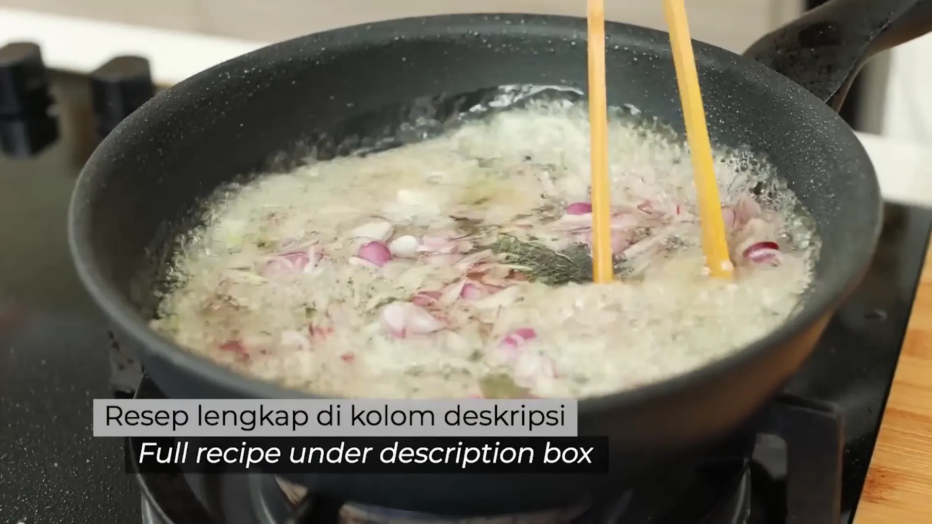 Menggoreng bawang merah untuk minyak bawang harum