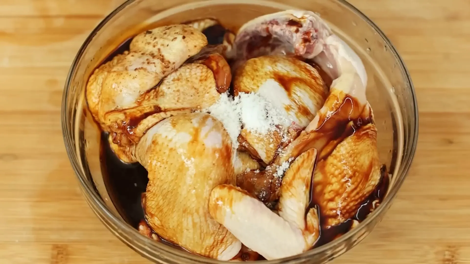 Proses marinasi ayam dengan kecap manis dan rempah