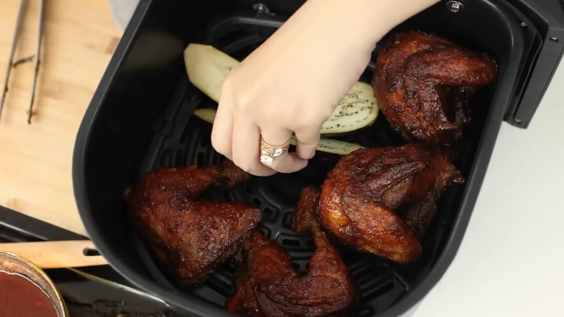 Memanggang ayam dan terong di oven