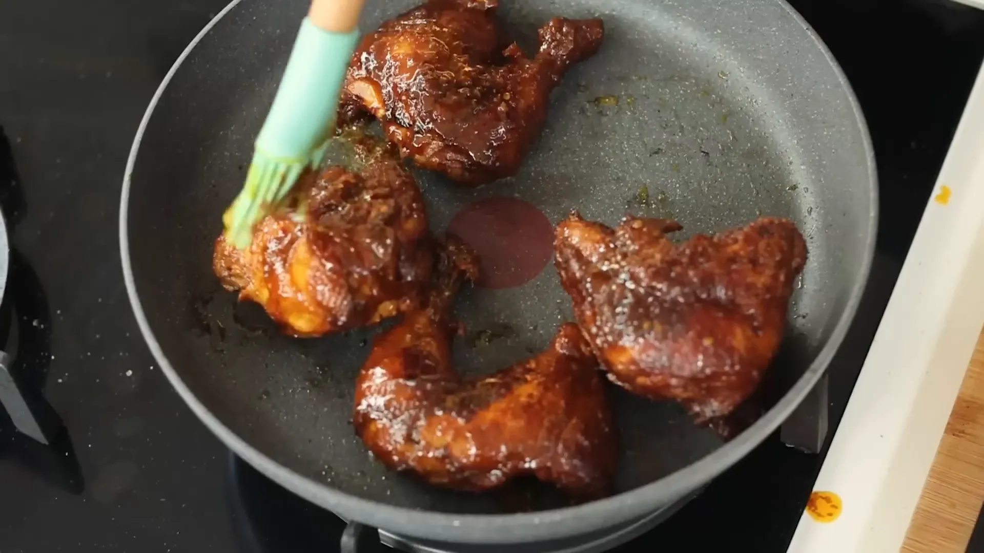 Mengoles ayam dengan saus panggang margarin
