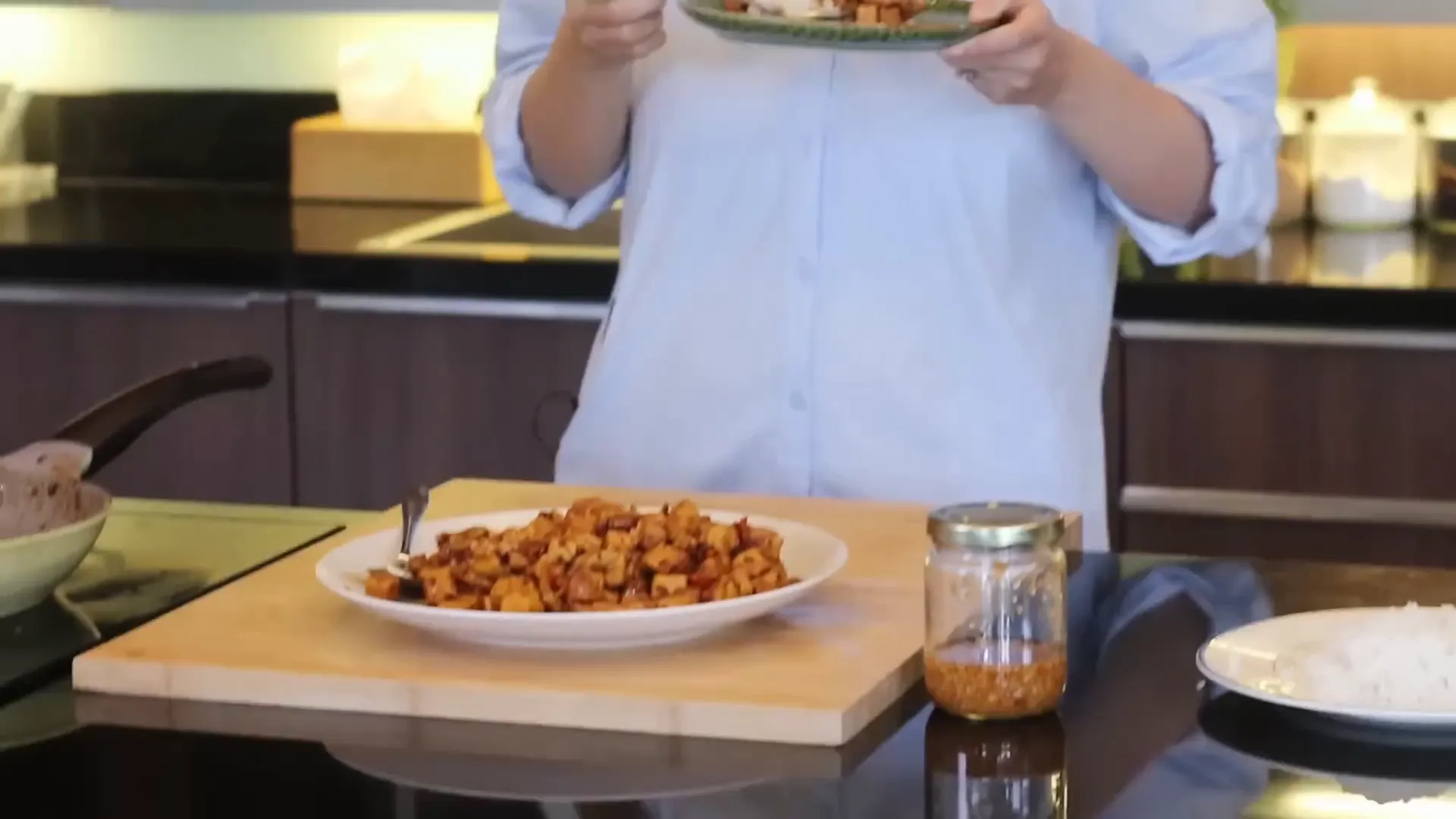Proses memasak oseng tahu telur dengan bumbu dan cabai rawit
