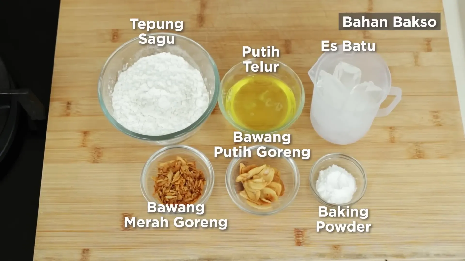 Bahan-bahan bakso sapi dan kuah siap digunakan