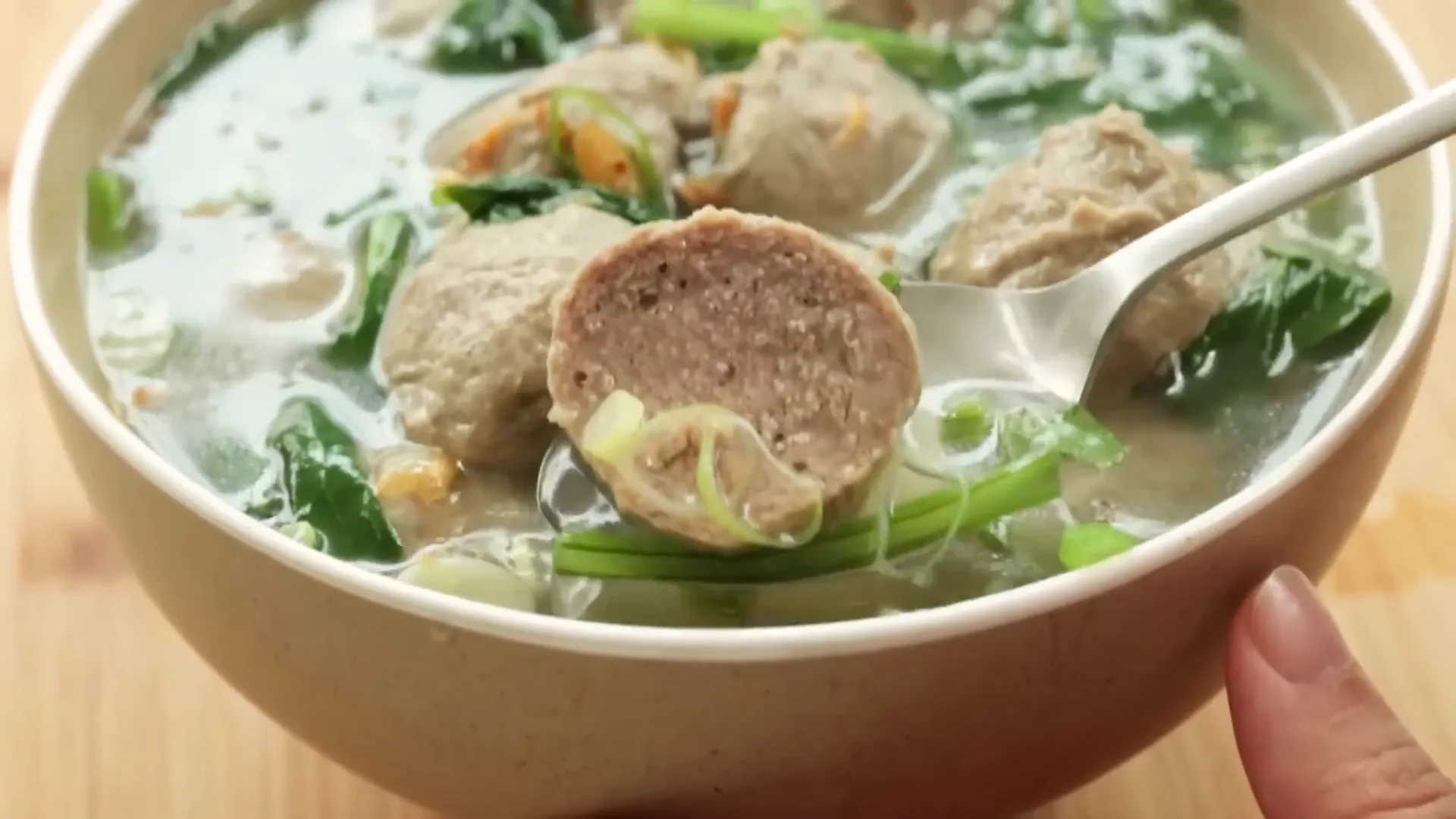 Tekstur bakso daging sapi yang kenyal dan kres