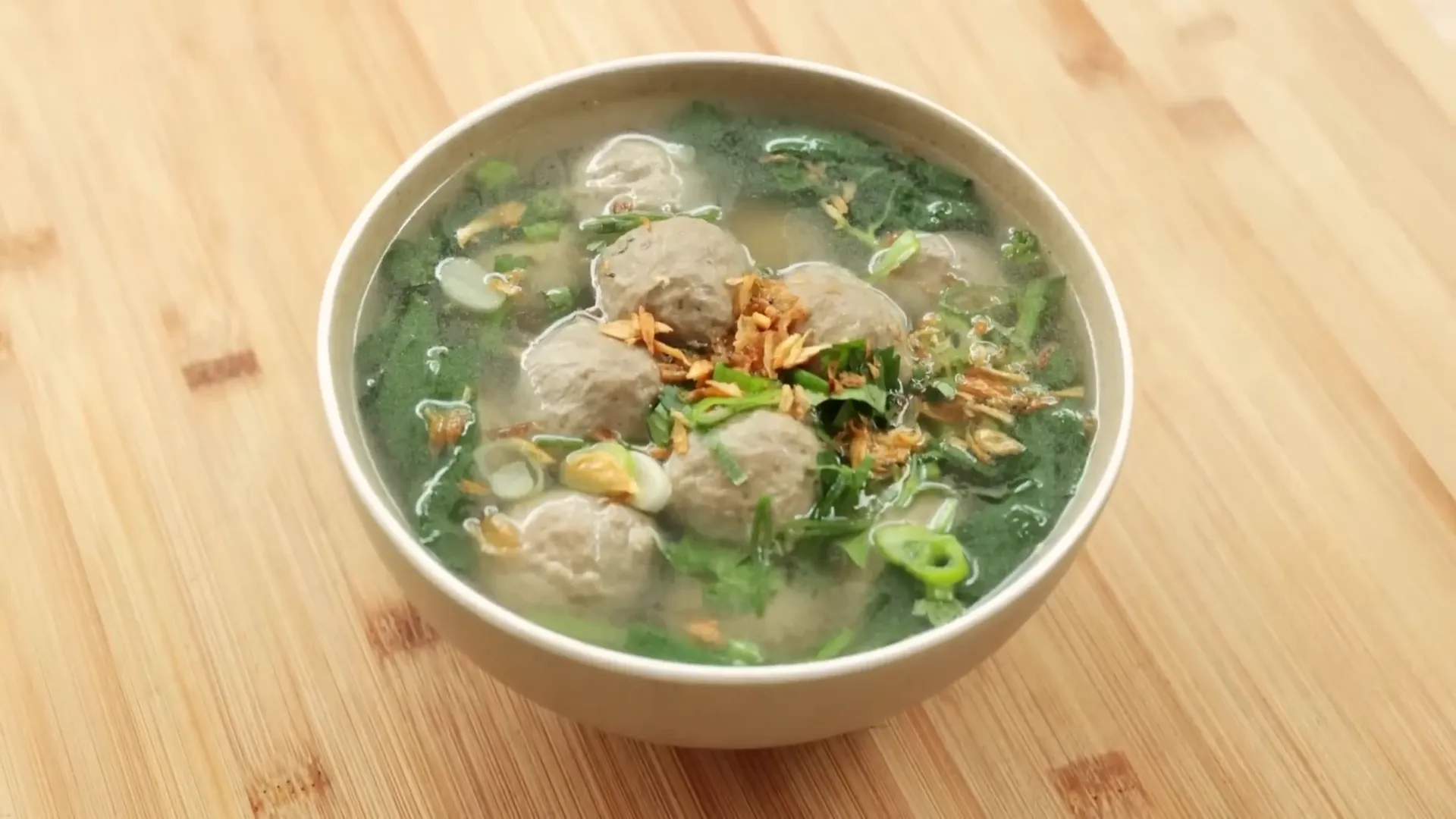 Bakso sapi siap disajikan dengan kuah dan pelengkap