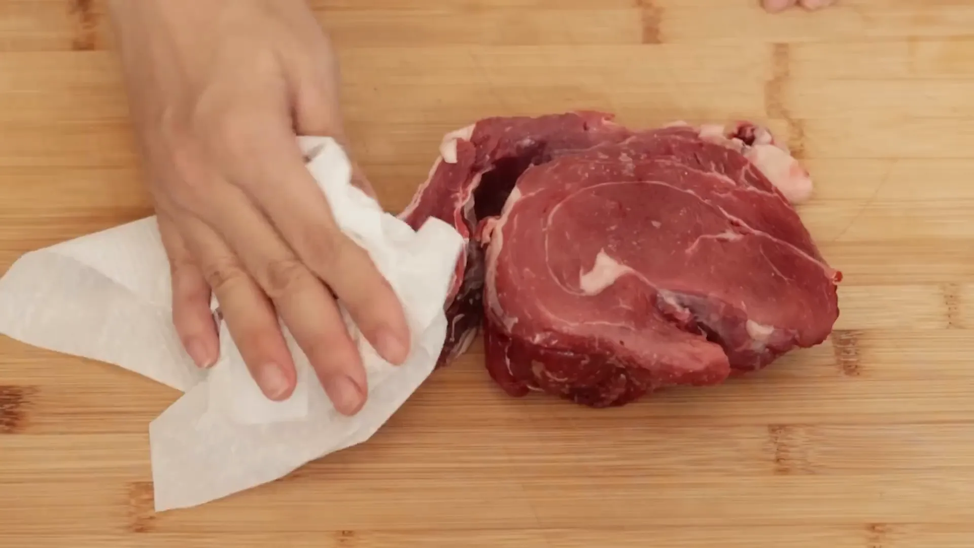 Mengeringkan dan memotong daging sapi sebelum diolah