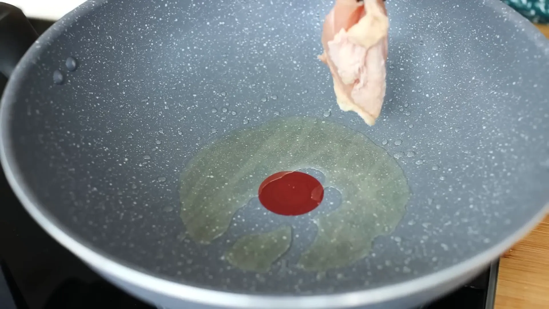 Pan-searing ayam sebelum dimasak dengan bumbu
