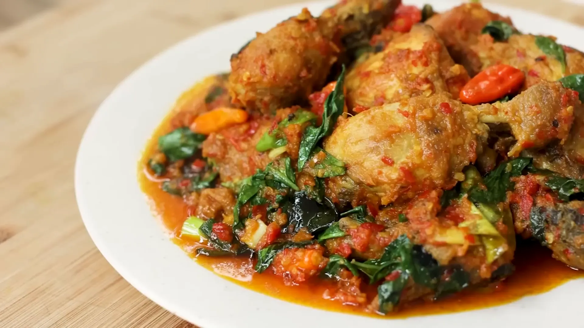 Ayam rica-rica kemangi siap disajikan